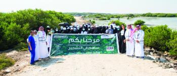 55 طالبة يدعمن النظام البيئي بزراعة المانجروف على شواطئ تاروت