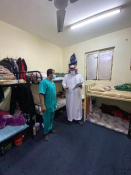  بالصور.. اغلاق مجمع سكني للعمال بالدمام