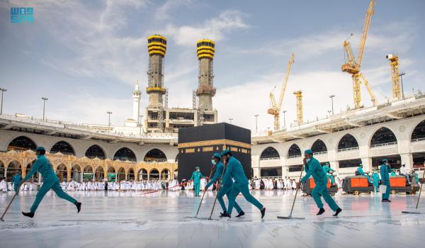 بالصور.. 4 آلاف عامل وعاملة يقومون بتطهير المسجد الحرام