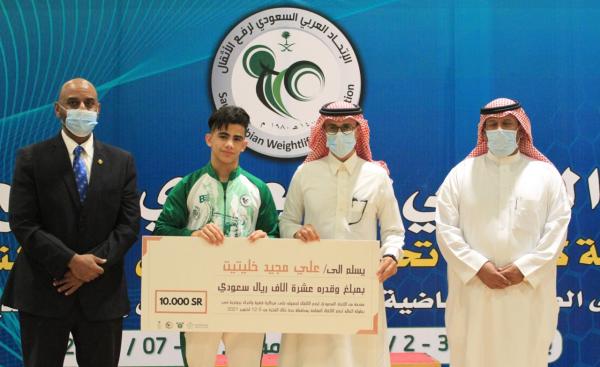 خليتيت على منصة التكريم بعد العالمية