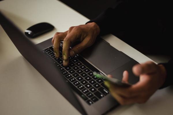 كيف تتجنب النتائج المضللة لمواقع حجز الفنادق؟