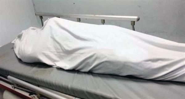 يحتفظ بجثتي والديه خوفا من خسارة معاشهما