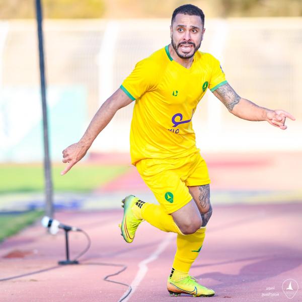 العين يصيب الخليج في الصدارة