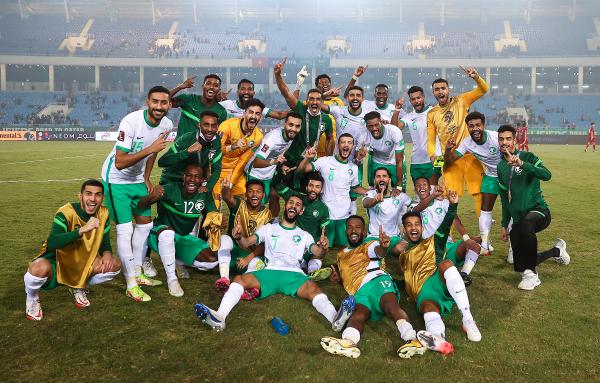 الصقور تقترب من المونديال السادس