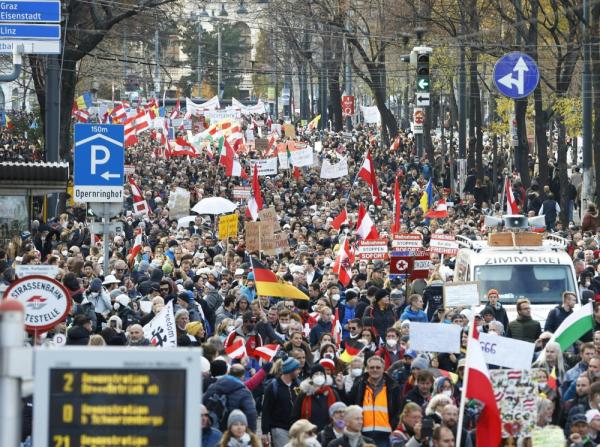 30 ألف شخص يحتجون على تدابير كورونا في فيينا 