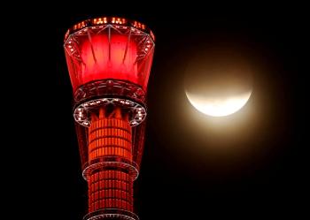 بالصور.. خسوف جزئي سمي بـ «قمر الدم» زيّن سماء الليل