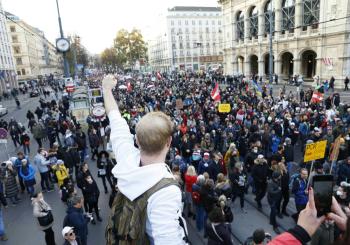 30 ألف شخص يحتجون على تدابير كورونا في فيينا 