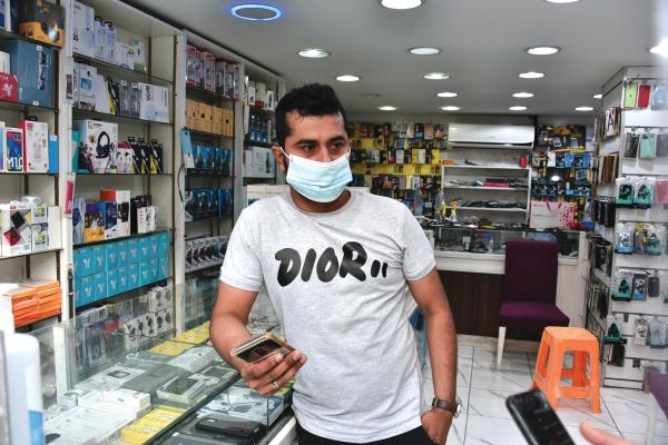«الوافدة» تسيطر على سوق الجوالات بالدمام.. والرقابة «غائبة»