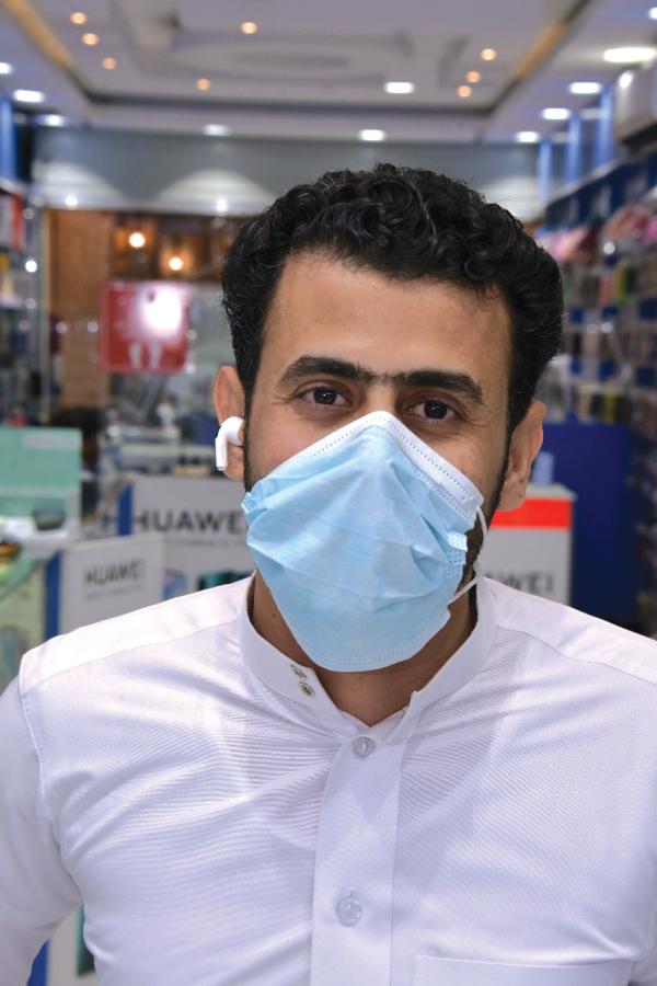 «الوافدة» تسيطر على سوق الجوالات بالدمام.. والرقابة «غائبة»