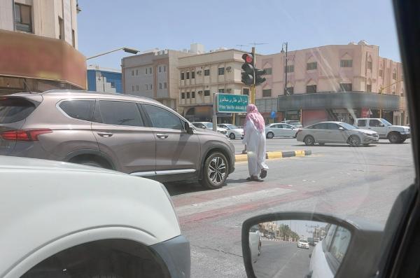 تعدي سيارة على خط المشاة يعرض المرتادين للخطر