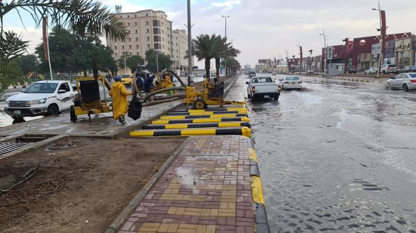 بالصور.. نزح مياه الأمطار من شوارع حفر الباطن