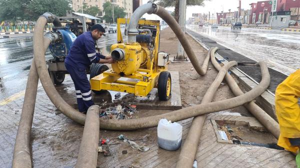 بالصور.. نزح مياه الأمطار من شوارع حفر الباطن