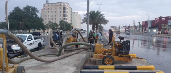 بالصور.. نزح مياه الأمطار من شوارع حفر الباطن
