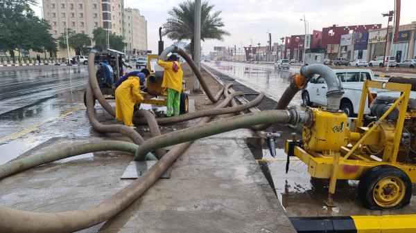 بالصور.. نزح مياه الأمطار من شوارع حفر الباطن