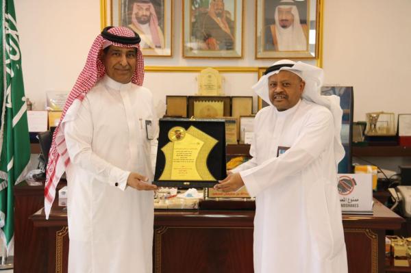 «إشراف الفروع الإيوائية» يكرم مدير التأهيل الشامل بالأحساء