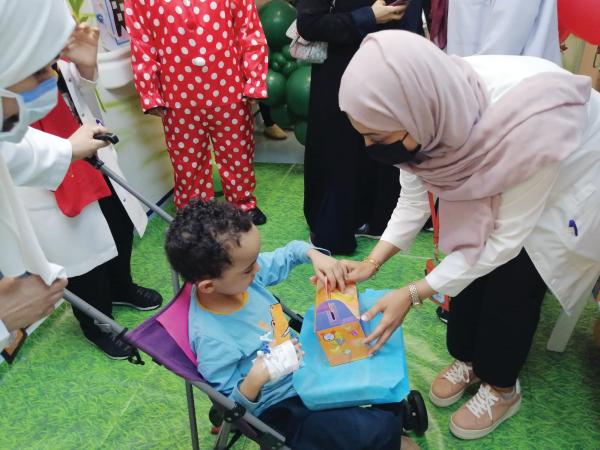 هدايا لإدخال البهجة على الأطفال المنومين