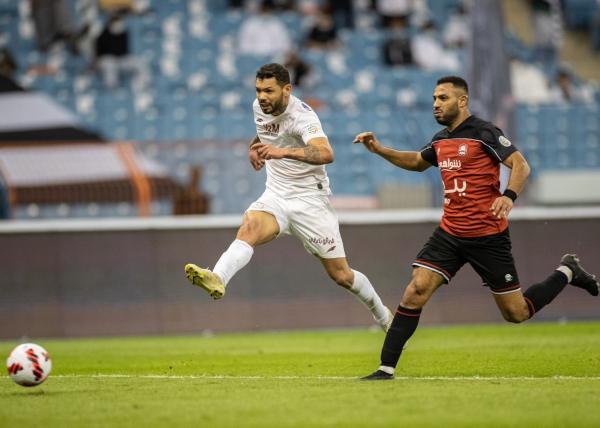 الليث يعتلي الصدارة بثلاثية الرائد