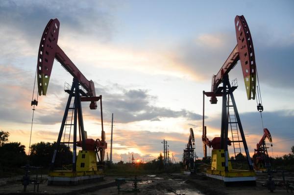 النفط يهبط لقاع شهرين بفعل مخاوف سلالة كورونا الجديدة