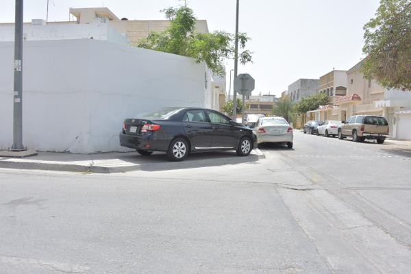 وقوف خاطئ على الأرصفة بالدمام