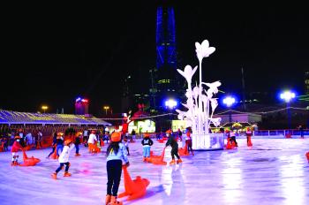 «حلبة الجليد»تنقل زوار موسم الرياض إلى أجواء القطب الشمالي