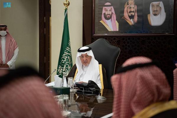 الأمير الفيصل يستعرض تجهيزات «فورمولا 1» السعودية