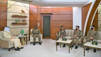 أمير الشرقية يقلد عددا من ضباط شرطة المنطقة رتبهم الجديدة