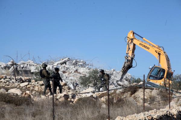 جرافات الاحتلال تهدم منزل فلسطيني في سلوان