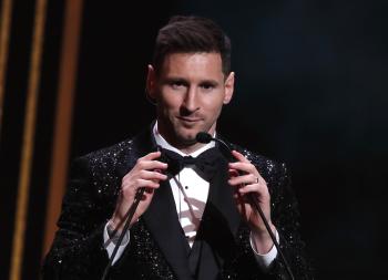 ميسي يتوج بجائزة الكرة الذهبية لأفضل لاعب في العالم