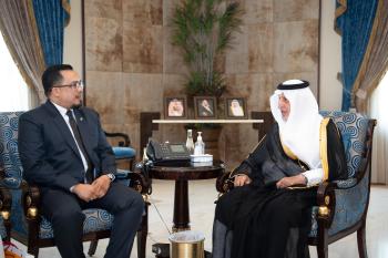 الأمير خالد الفيصل يبحث الموضوعات مع القنصل العام لجنوب أفريقيا