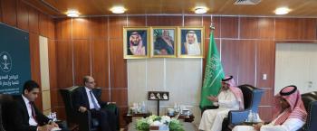 آل جابر يناقش جهود دعم اليمن مع السفير المصري