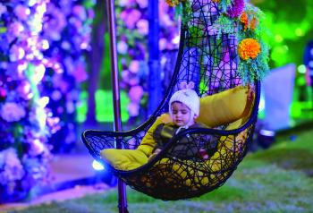 «شجرة السلام» تنقل زائر موسم الرياض إلى أجواء الريف الأوروبي