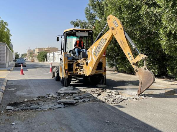 إزالة المطبات غير النظامية من شوارع الخبر