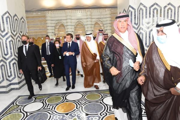 عاجل : الرئيس الفرنسي يصل إلى جدة