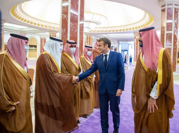 ولي العهد والرئيس الفرنسي يستعرضان العلاقات الثنائية