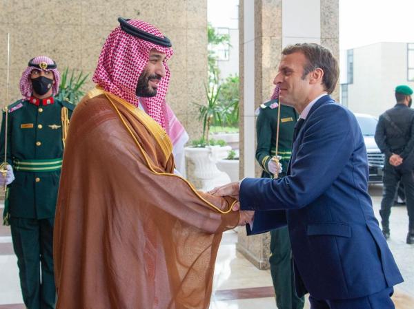 ولي العهد والرئيس الفرنسي يستعرضان العلاقات الثنائية