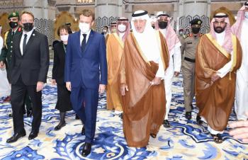 عاجل : الرئيس الفرنسي يصل إلى جدة