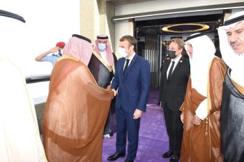 عاجل : الرئيس الفرنسي يصل إلى جدة