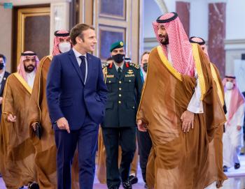 ولي العهد يبحث تعزيز التعاون الثنائي ومستجدات الأوضاع مع رئيس فرنسا