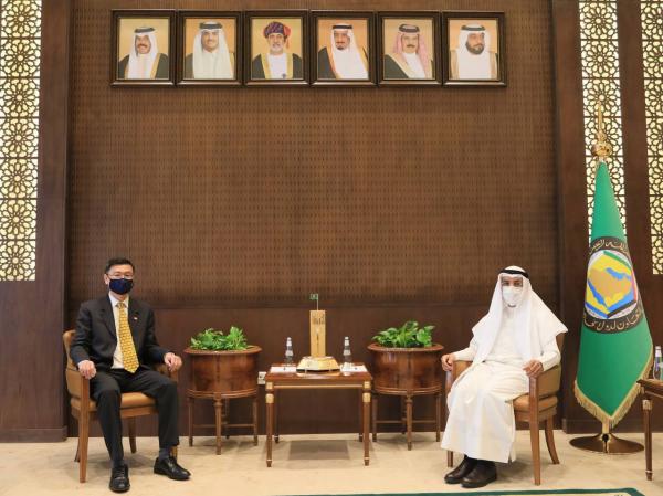 الحجرف يبحث العلاقات المشركة بين المجلس وسنغافورة