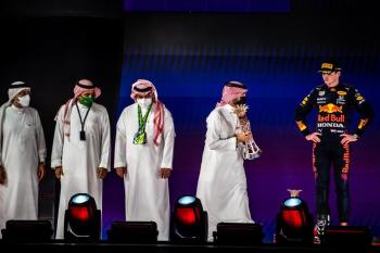 وزير الرياضة يتوج هاميلتون بطلا لـ «فورمولا1»