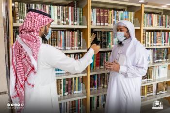 روّاد مكتبة الحرم المكي الشريف يشيدون بتطور خدماتها التقنية