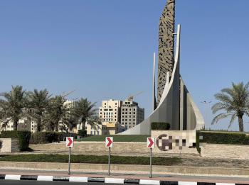 تعزيز معايير السلامة المرورية بالعلامات الارشادية في الخبر