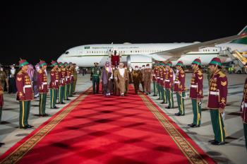 ولي العهد يصل إلى مسقط وسلطان عمان في مقدمة مستقبليه