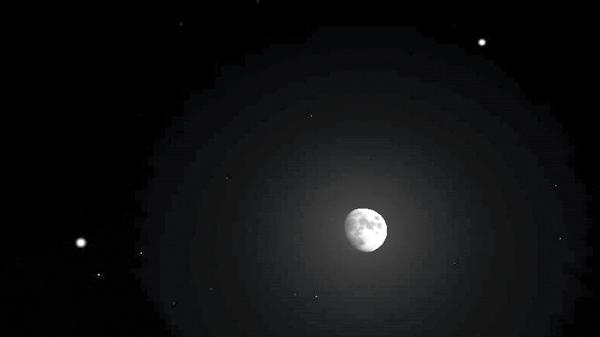 القمر يلتقي بالكواكب في سماء المملكة