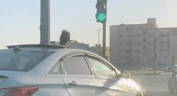 طفل خارج «سقف المركبة»