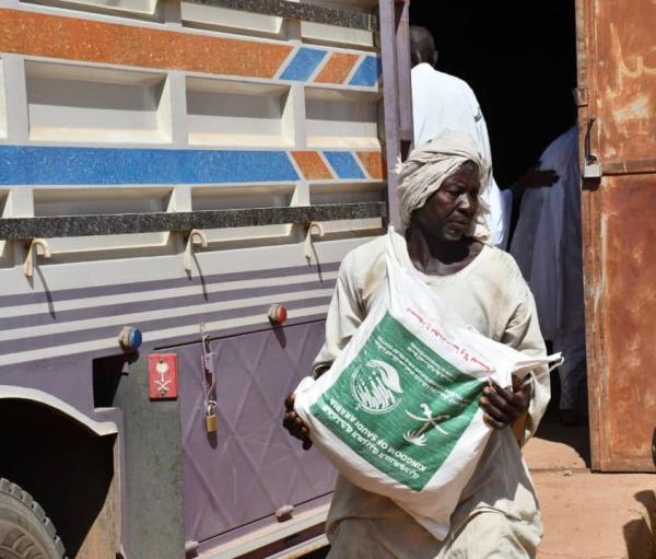 مركز الملك سلمان يوزع 80 طنًا سلال غذائية في ولاية الجزيرة السودانية