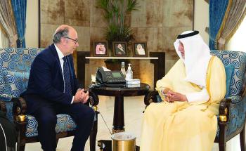 أمير مكة يناقش الموضوعات المشتركة مع سفير إسبانيا