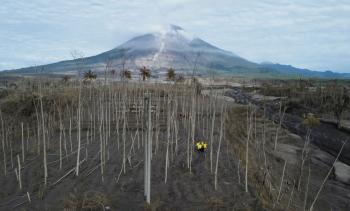 ارتفاع عدد قتلى بركان سيميرو في إندونيسيا إلى 22 شخص