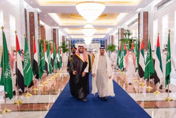 ولي العهد يصل العاصمة الإماراتية أبوظبي وفي مقدمة مستقبليه ولي عهد أبوظبي
