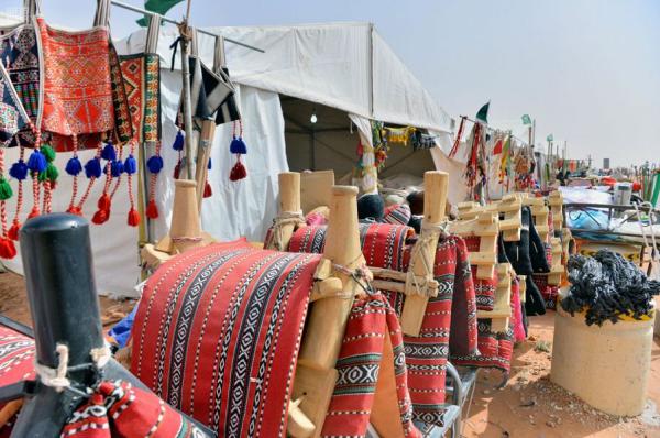 مواطنه تسخر خبرة 30 عاما لصناعة مستلزمات الإبل